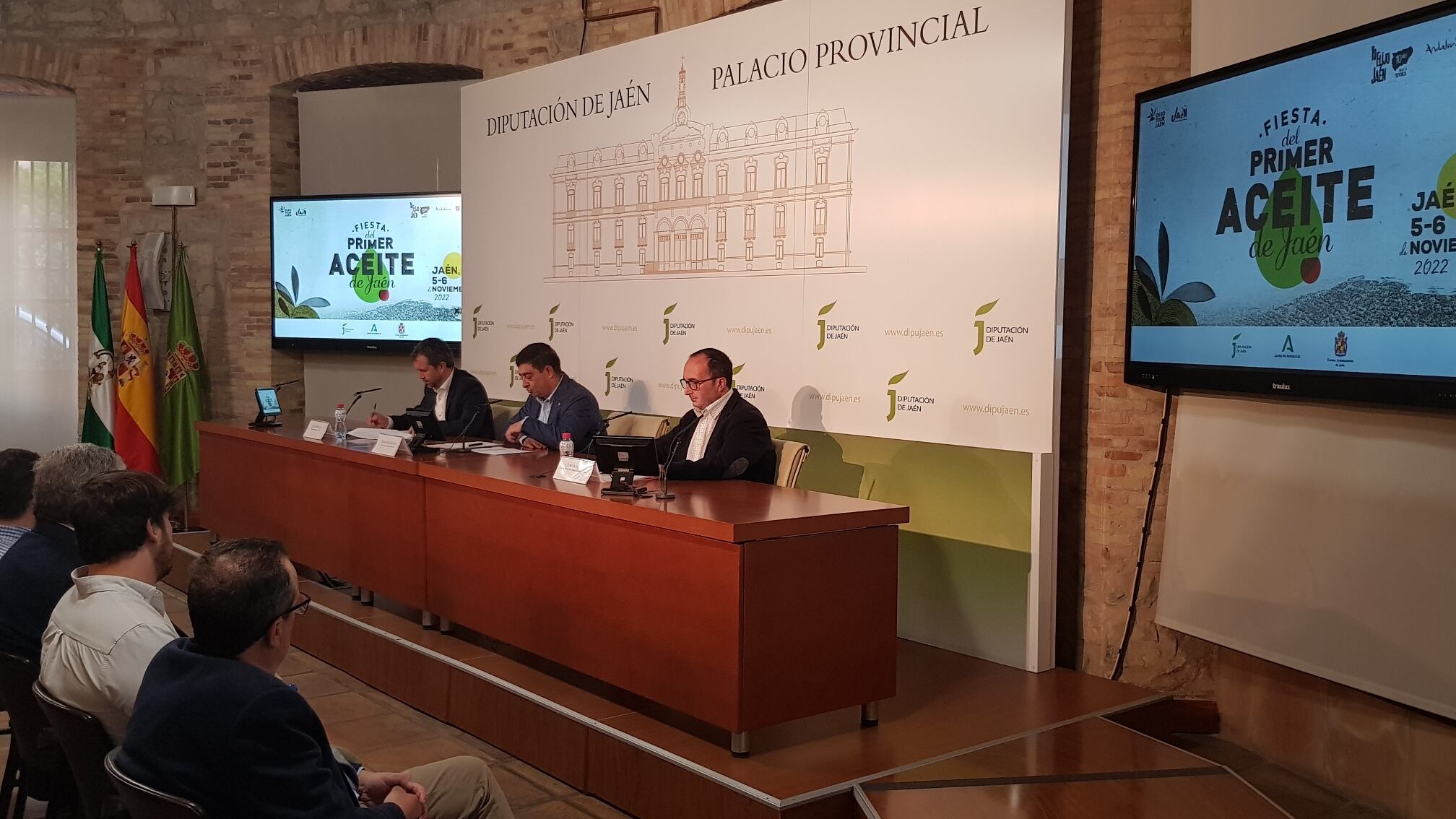 De izquierda a derecha, el alcalde de Jaén, Julio Millán; el presidente de la Diputación, Francisco Reyes, y el delegado de Turismo, José Ayala.