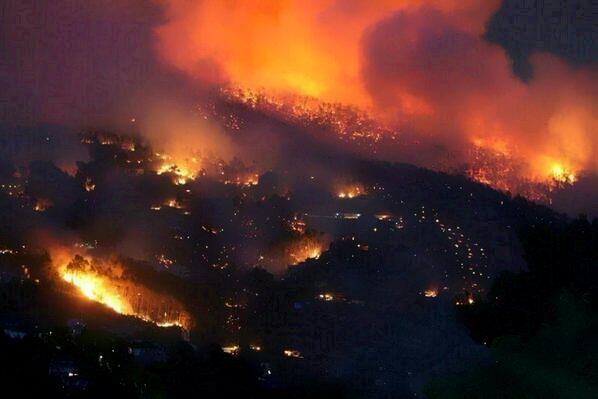 Una altra imatge espectacular del foc de Vallirana