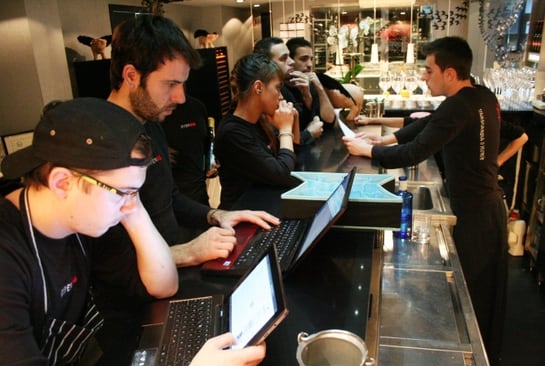 Manuel (izquierda), Pablo, Carolina, Jimmy, Arturo y Tobías, del equipo de Diverxo, revisan antes del servicio la información sobre sus clientes del día: alergias, visitas previas...