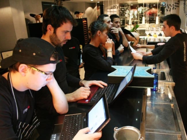 Manuel (izquierda), Pablo, Carolina, Jimmy, Arturo y Tobías, del equipo de Diverxo, revisan antes del servicio la información sobre sus clientes del día: alergias, visitas previas...