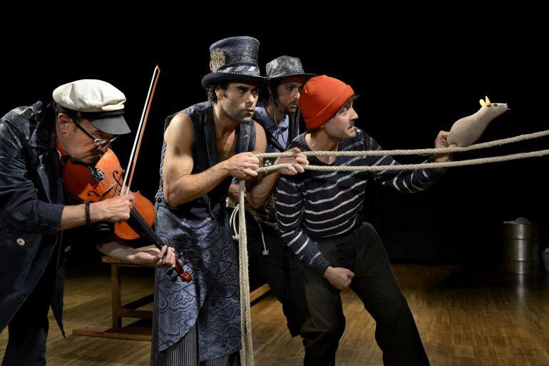 Los integrantes de la compañía de Teatro Gorakada, en una escena de Moby Dick