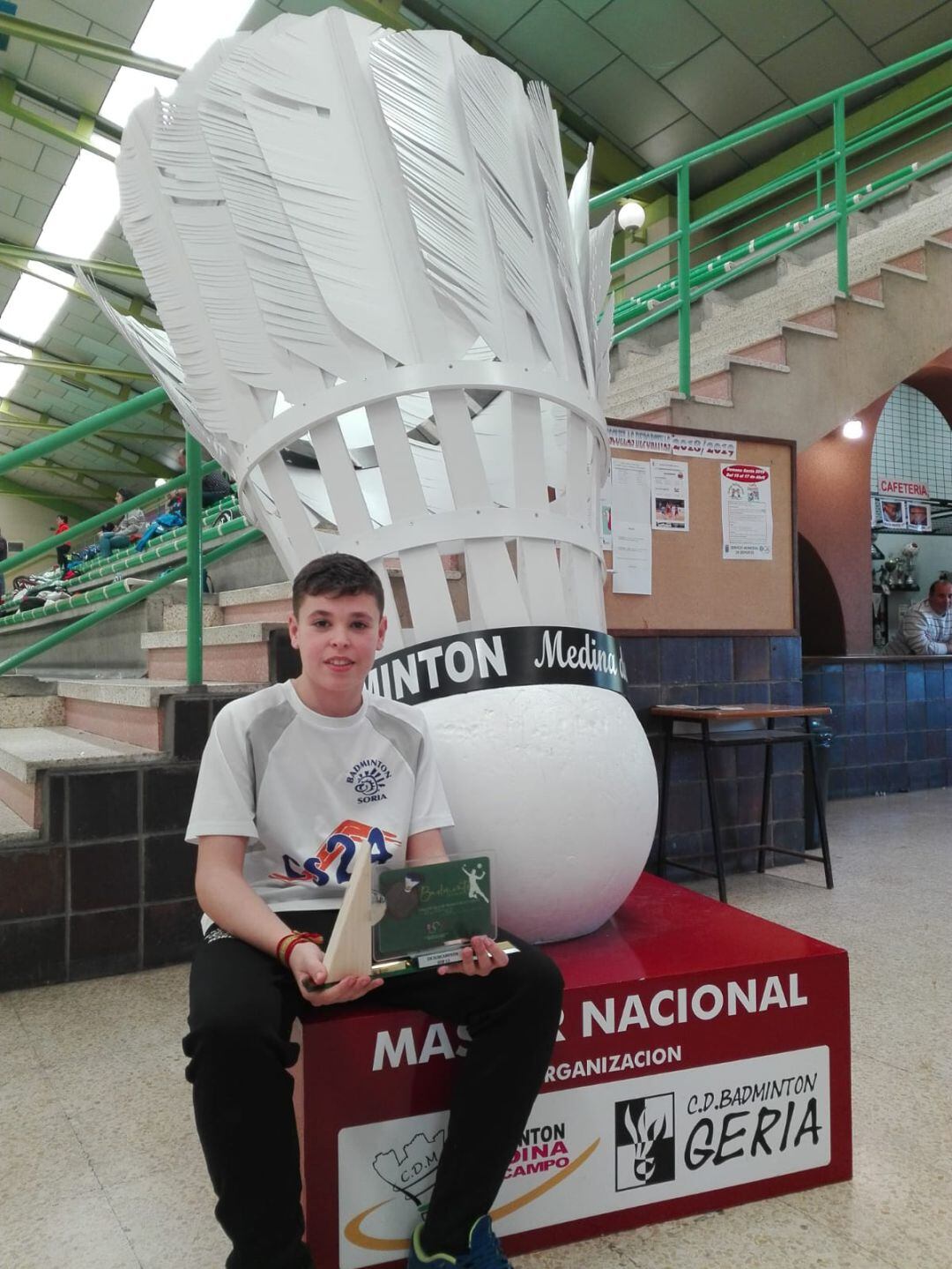 Javier Barrios, con su trofeo como subcampeón en el Masters Nacional de Medina del Campo.