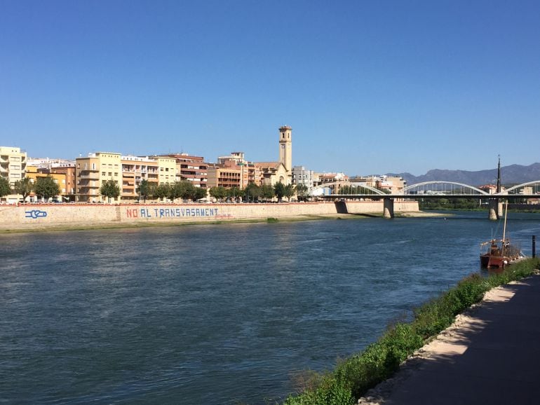 Imatge d&#039;arxiu del riu Ebre al seu pas per Tortosa.