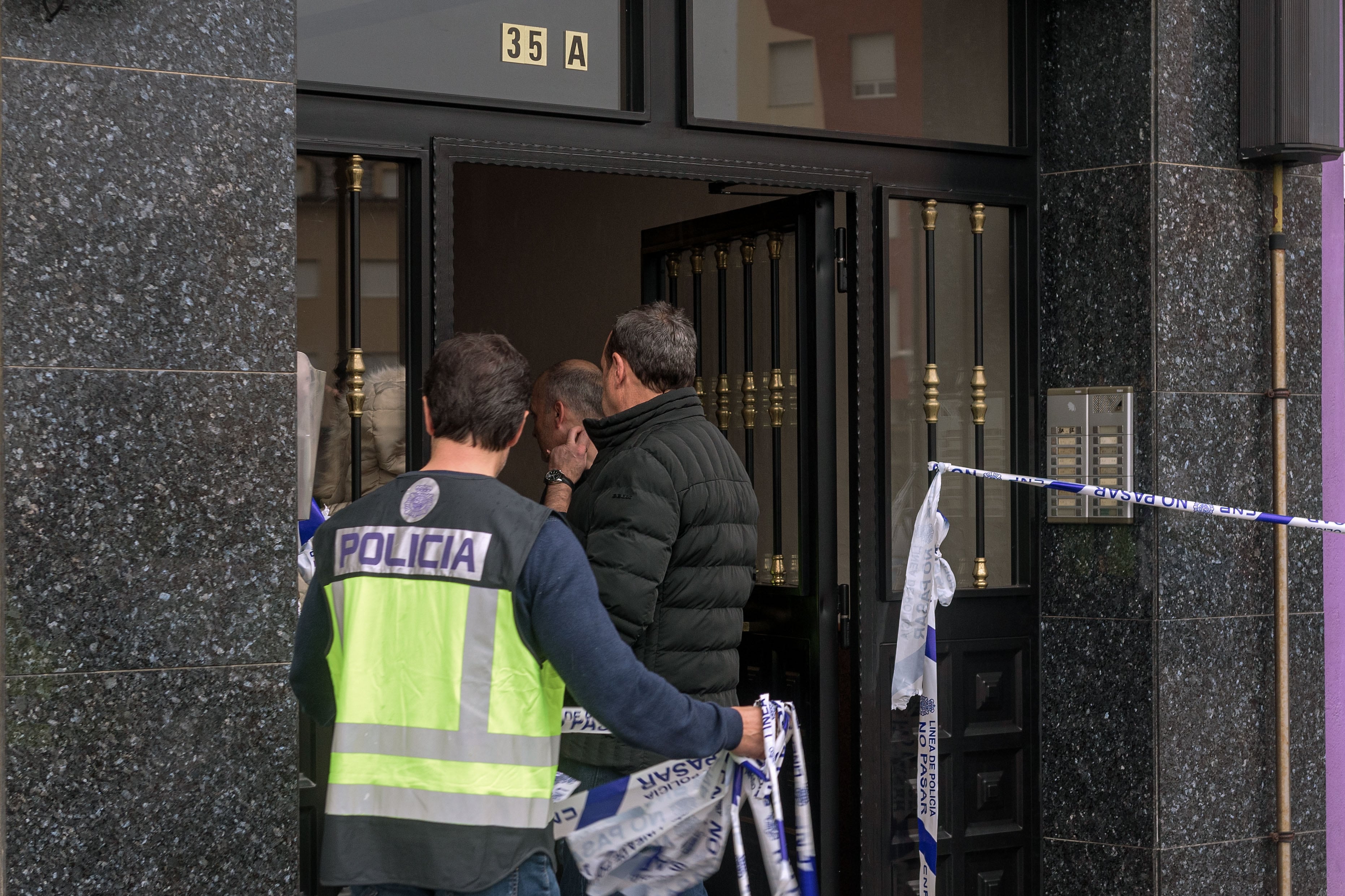 VIVEIRO (LUGO), 18/12/2024.- La mujer que este miércoles fue asesinada supuestamente por su pareja en su domicilio de Covas, en la localidad lucense de Viveiro, era de origen brasileño, aunque llevaba 16 años residiendo en la comarca de A Mariña, once de ellos en pareja con el presunto agresor, según informaron a EFE fuentes próximas a la investigación. Los mismos informadores indicaron que el ataque por parte de su agresor fue con un arma blanca. De hecho, su pareja, un hombre de 40 años que trabaja como taxista, intentó suicidarse después y presentaba varios cortes cuando fue evacuado al hospital público de A Mariña, en Burela, donde permanece ingresado bajo custodia policial.-EFE/ Eliseo Trigo
