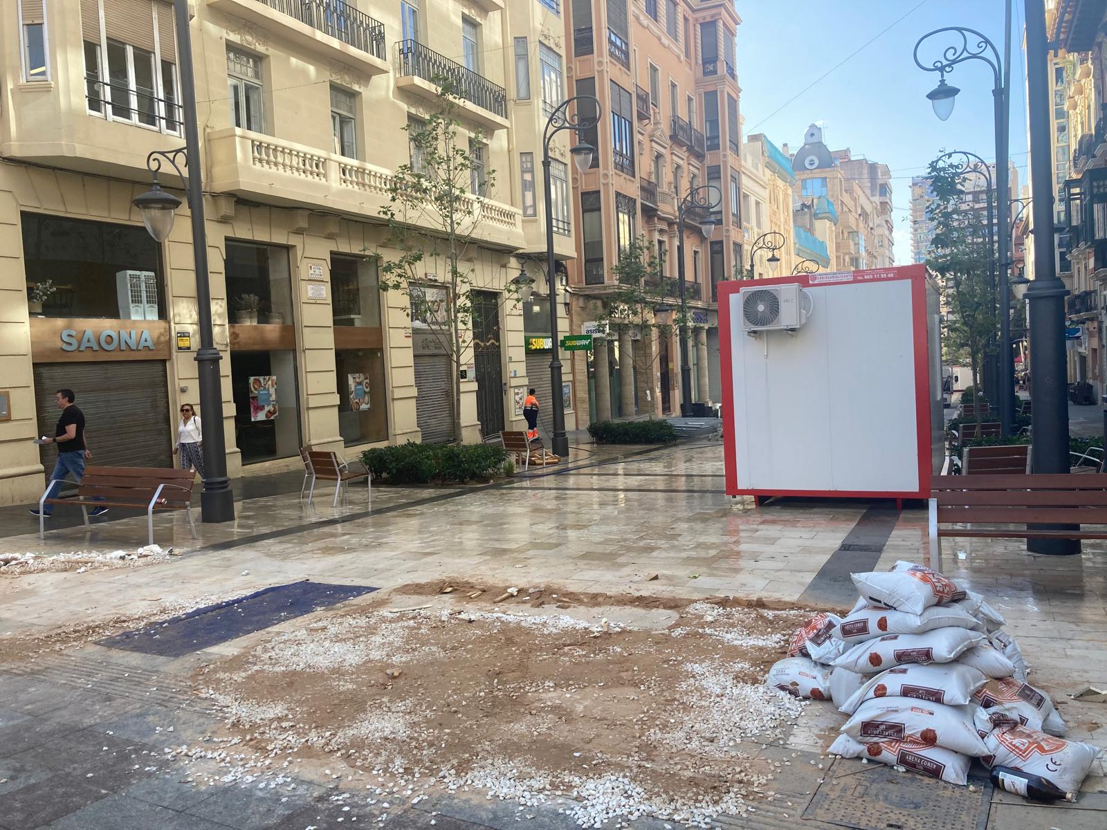 Estado de la Avenida de la Constitución de Alicante a las 10 de la mañana tras la Nit de la Cremà