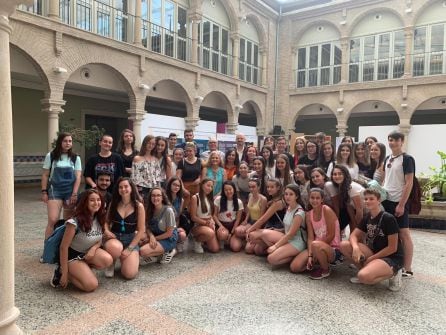 Grupo completo con todos y todas las jóvenes participantes