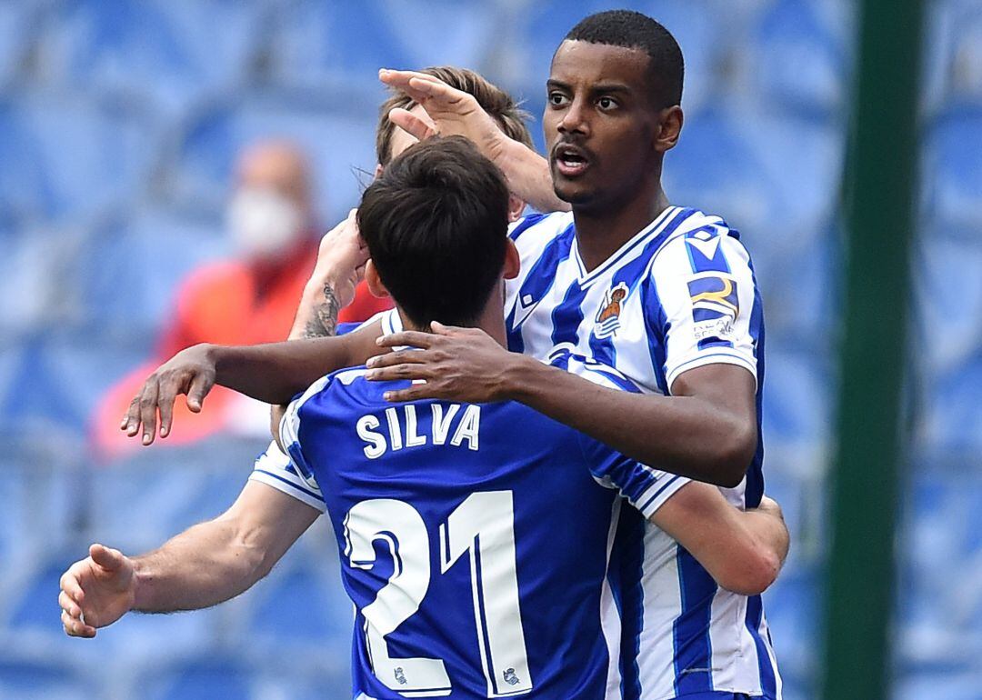 Silva felicita a Isak por uno de sus tres goles contra el Alavés