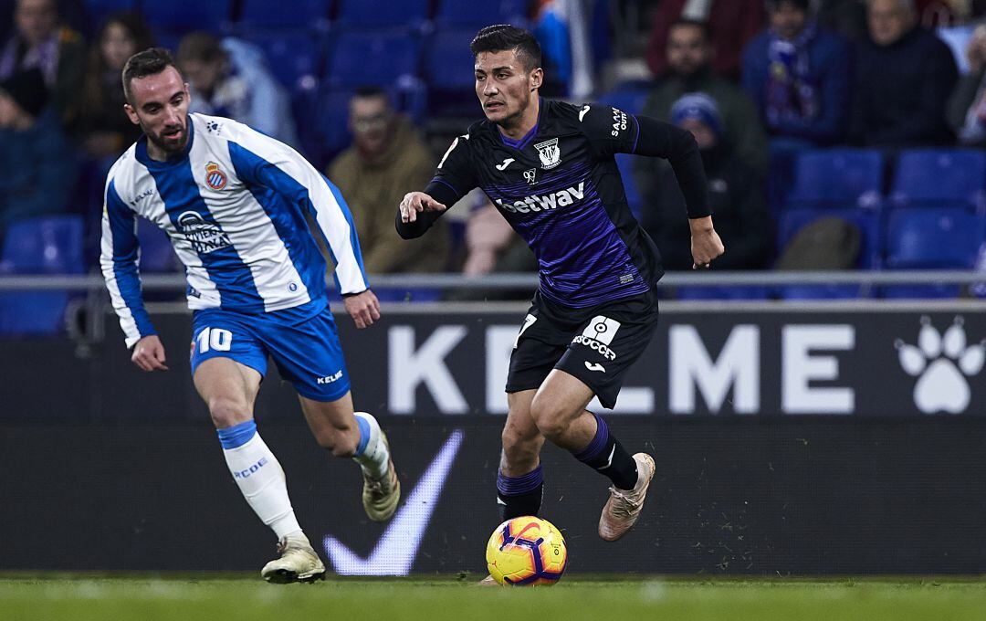 Sergi Darder (RCD Espanyol) y Oscar Rodriguez (CD Leganés) durante el primer partido de este año que enfrentó a ambos conjuntos en Barcelona. La casualidad ha hecho que reediten el duelo en Butarque para cerrar 2019.