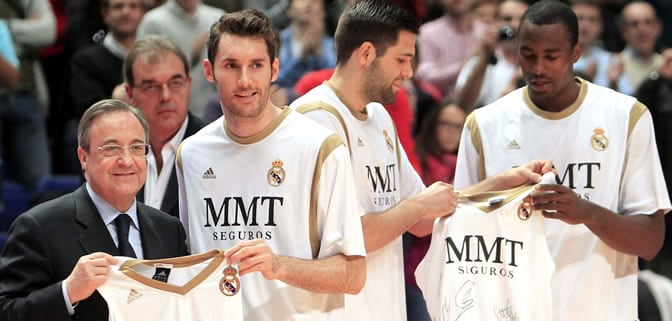 Florentino, junto a Rudy e Ibaka en el homenaje antes del partido