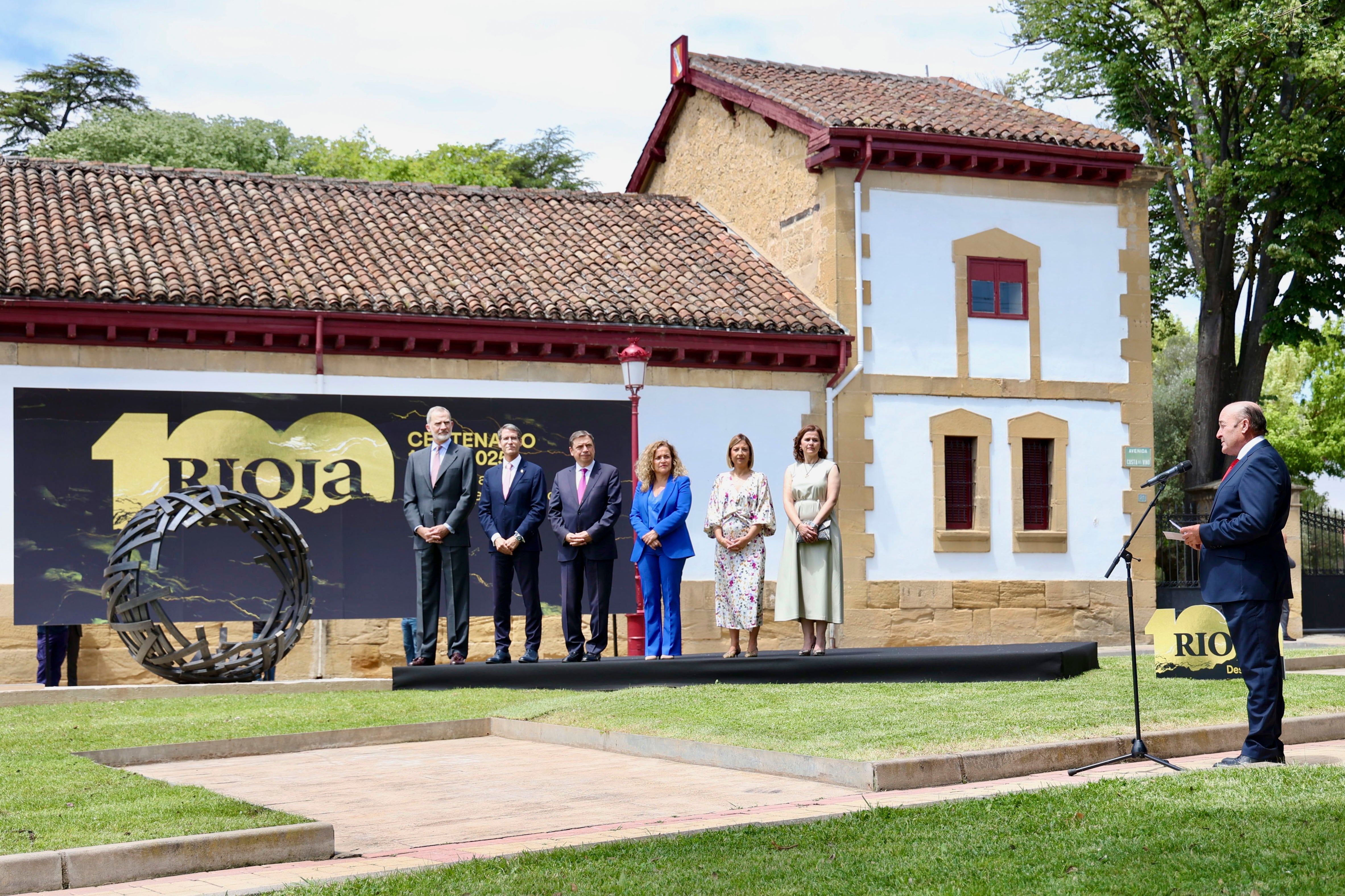 HARO (La Rioja) 05/06/2025.- El rey Felipe VI ha inaugurado este jueves, en la ciudad riojana de Haro, el nuevo Espacio Centenario de Rioja y la escultura Somos tiempo, obra del artista José A. Olarte, que conmemora los cien años de la Denominación de Origen Calificada (DOCa) Rioja y que refleja una esfera inacabada. En la imagen, escuchan la intervención del presidente del Consejo Regulador, Fernando Ezquerro (d) EFE/Raquel Manzanares