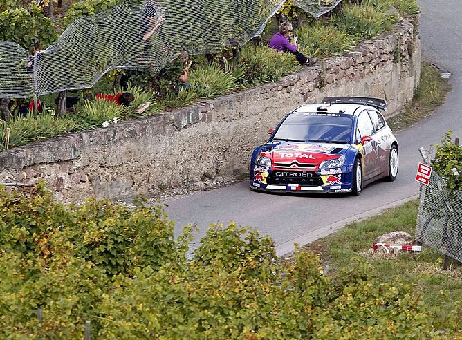 Loeb pasa por una cuerva en la primera jornada en Francia