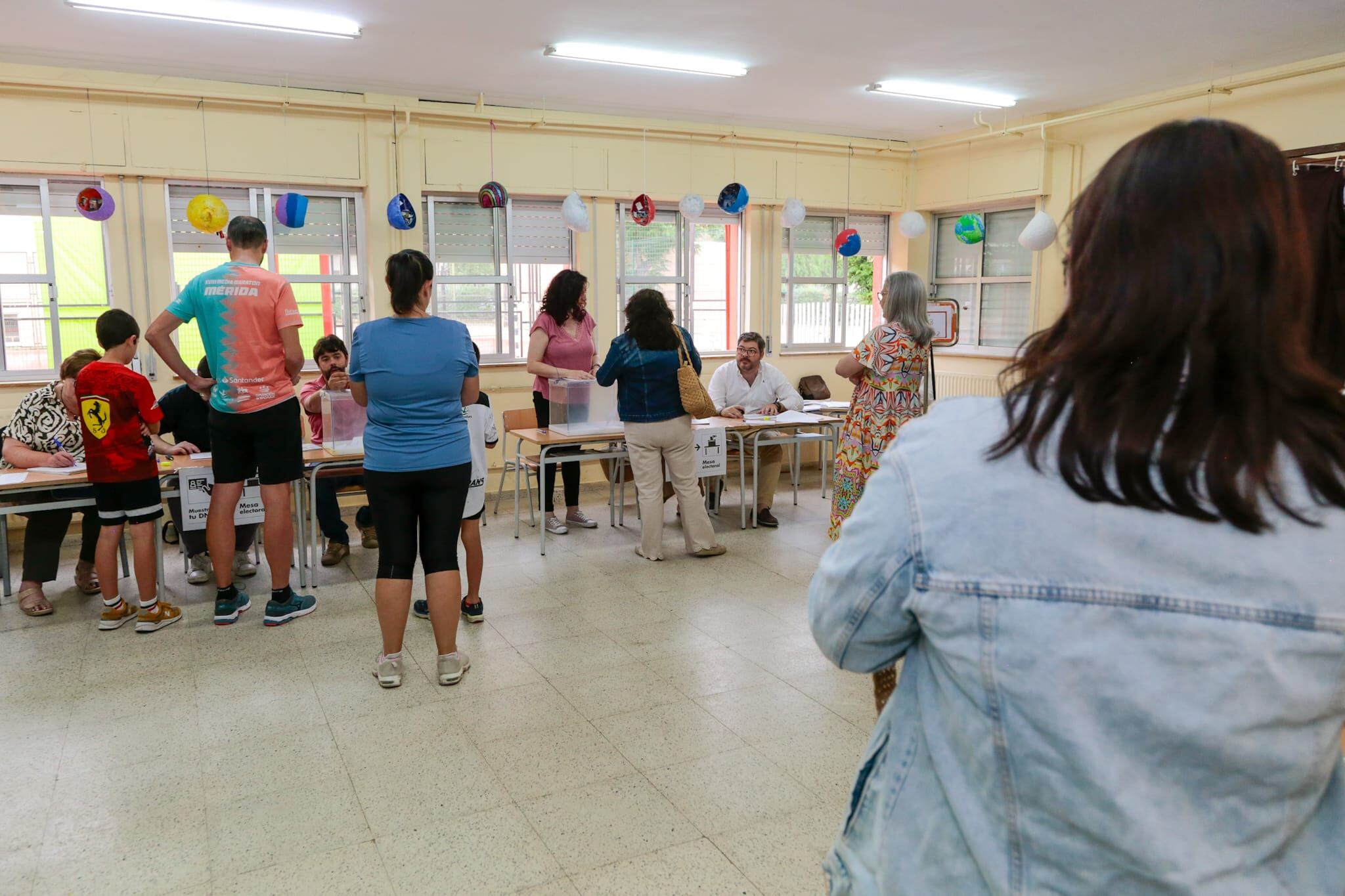 Imagen de un colegio electoral en Mérida a primera hora de la mañana
