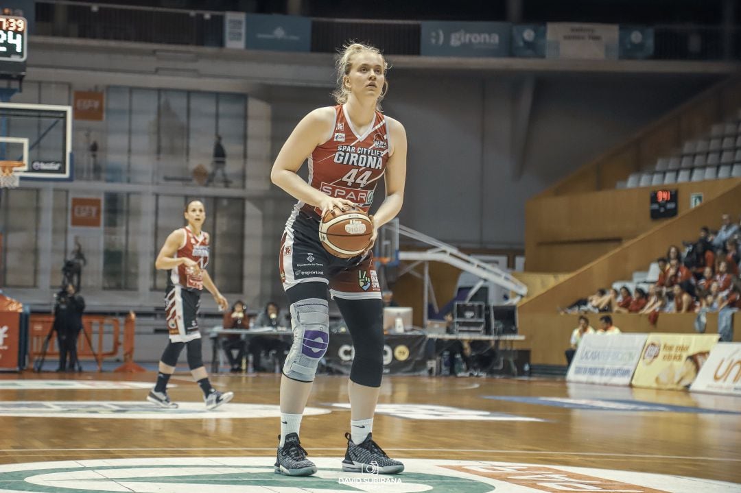 Reisingerova, a punt de llençar un tir lliure a Fontajau.