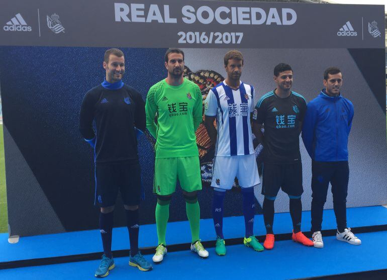 Agirretxe, Toño, Prieto y Vela posan con las nuevas equipaciones