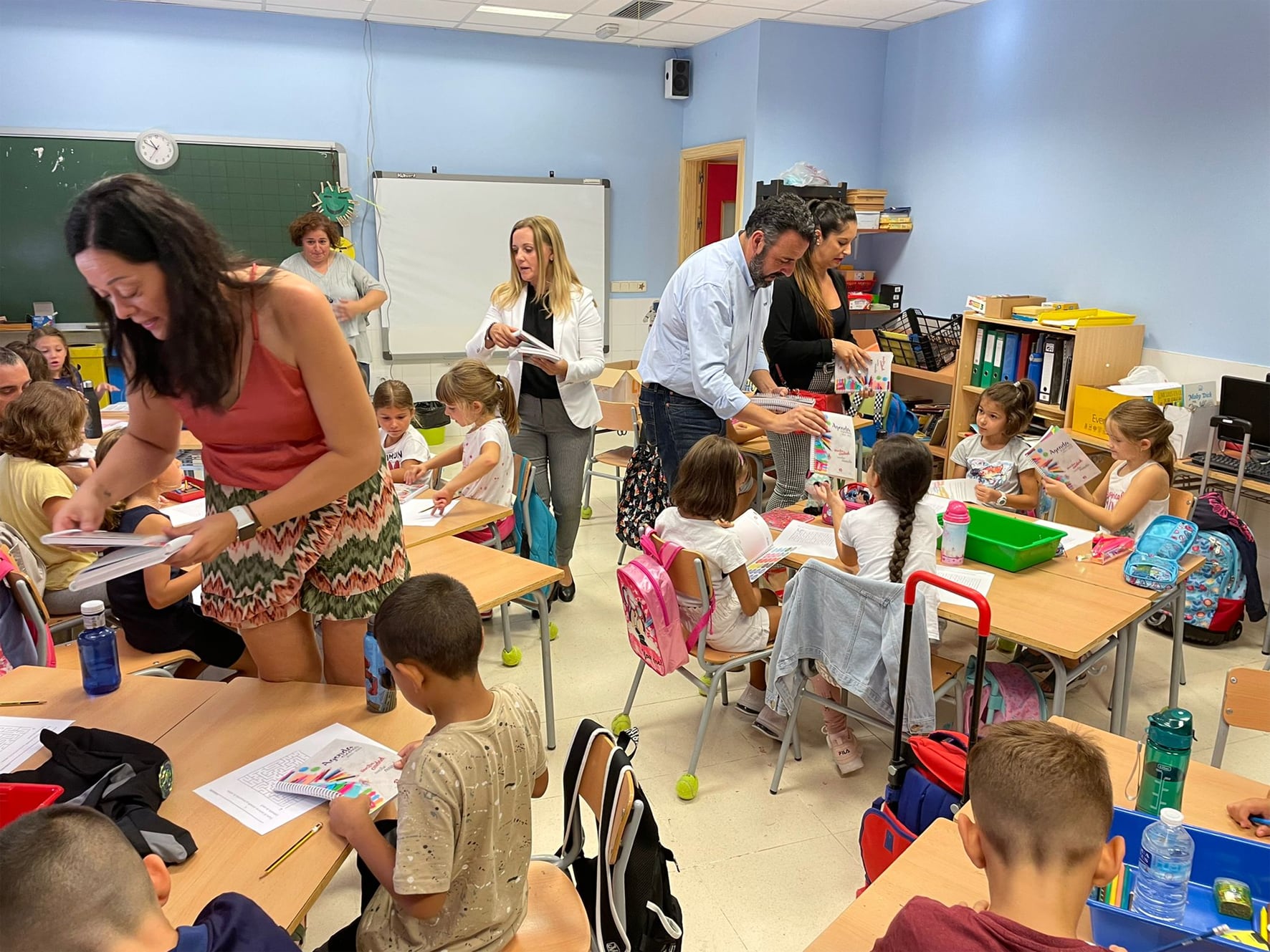 Reparto agendas escolares en Azuqueca de Henares