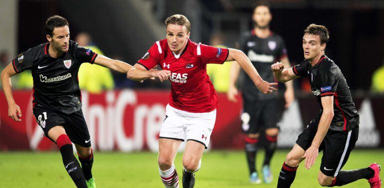 SHP02. ALKMAAR (HOLANDA), 01/10/2015.- El jugador del AZ Alkmaar Ben Rienstra (c) pelea por el control del balón con los jugadores del Athletic Club Borja Viguera (izda) y Javier Eraso, durante el partido del grupo L de la Liga Europa disputado en Alkmaar, Holanda, el 1 de octubre del 2015. EFE/Olaf Kraak