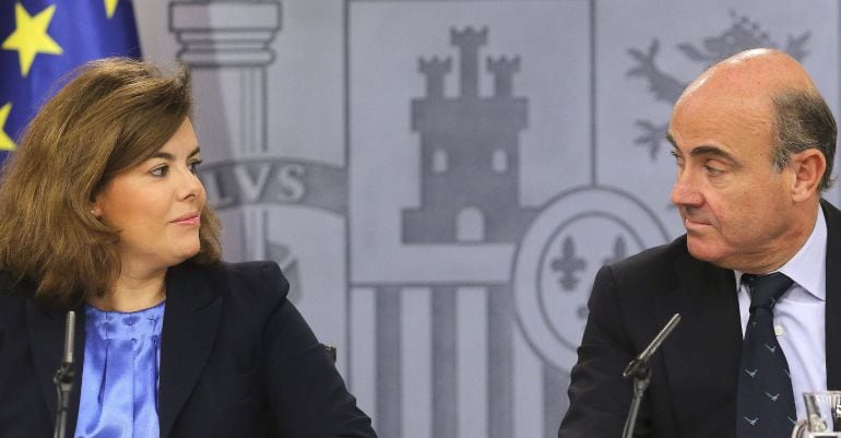 La vicepresidenta del Gobierno, Soraya Sáenz de Santamaría y el ministro de Economía y Competitividad, Luis de Guindos, durante la rueda de prensa posterior a la reunión del Consejo de Ministros.