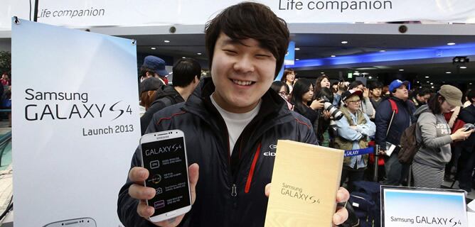 Song Suk-hyeon, de 26 años, fue el primer cliente en adquirir el Samsung Galaxy