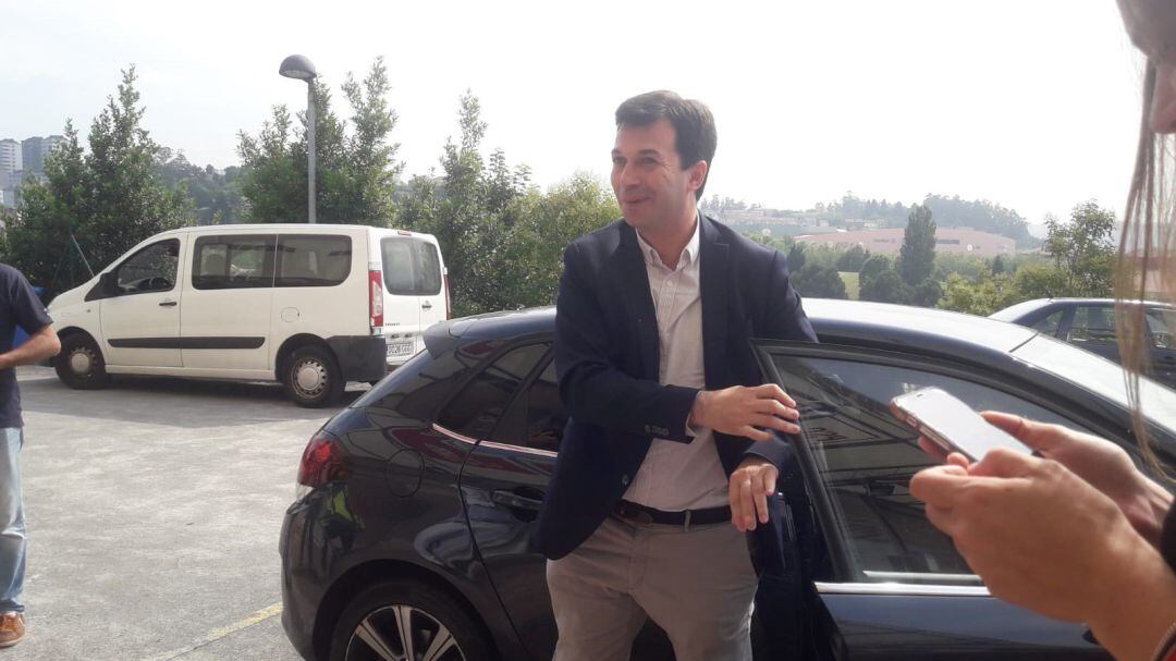 Gonzalo Caballero, secretario xeral del Partido Socialista de Galicia (PSdeG), llegando este jueves a la sede socialista en Santiago en la que ofreció una rueda de prensa.