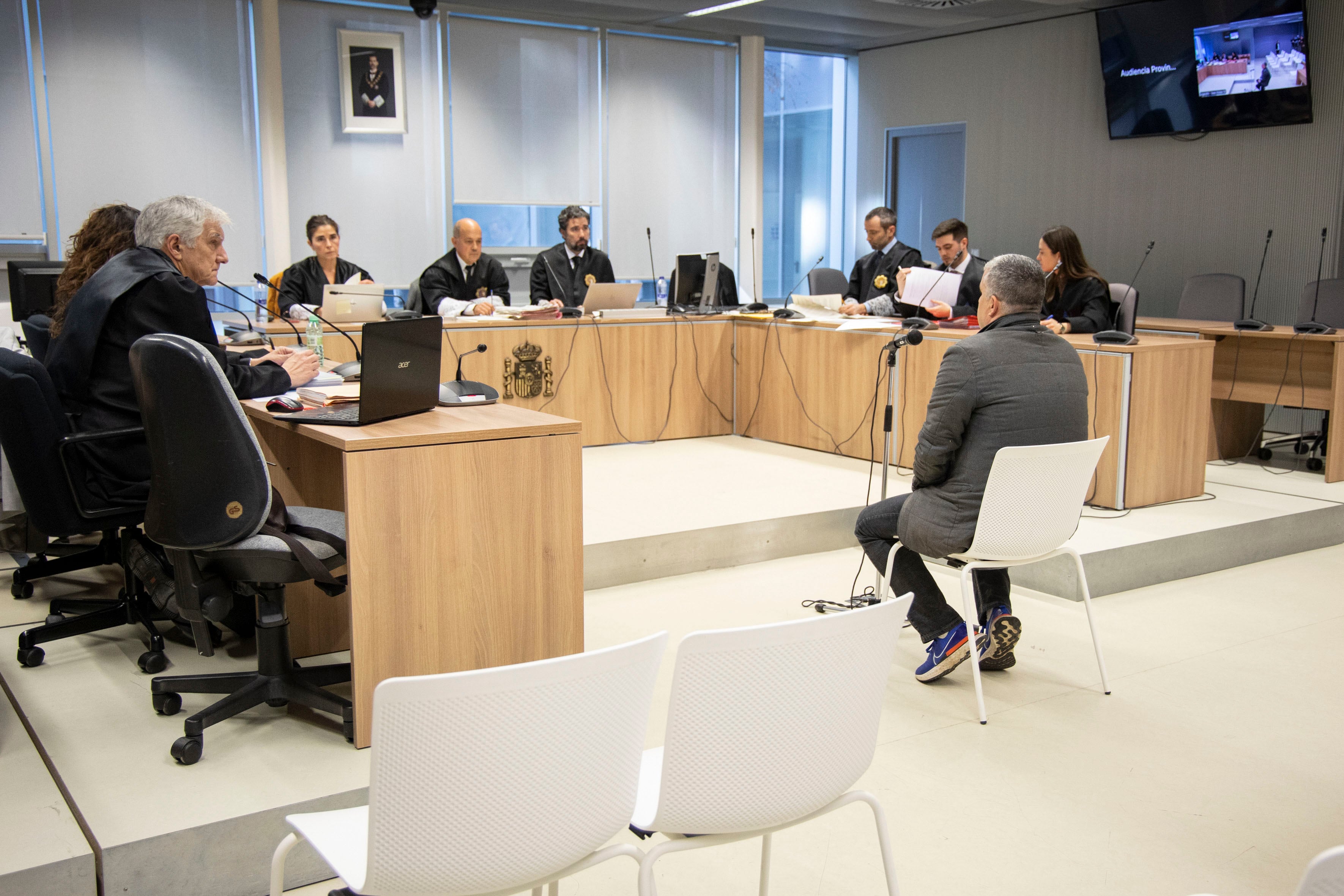 LOGROÑO, 10/02/2026.- La audiencia de La Rioja celebra este martes un juicio contra el exentrenador del Club Deportivo Varea (Logroño) y exojeador del Club Atlético Osasuna como presunto autor de los delitos de abuso sexual continuado, descubrimiento de secretos, pornografía infantil y acoso sexual, que afectan, en diferente medida, a ocho menores de edad a los que entrenaba. EFE/Raquel Manzanares