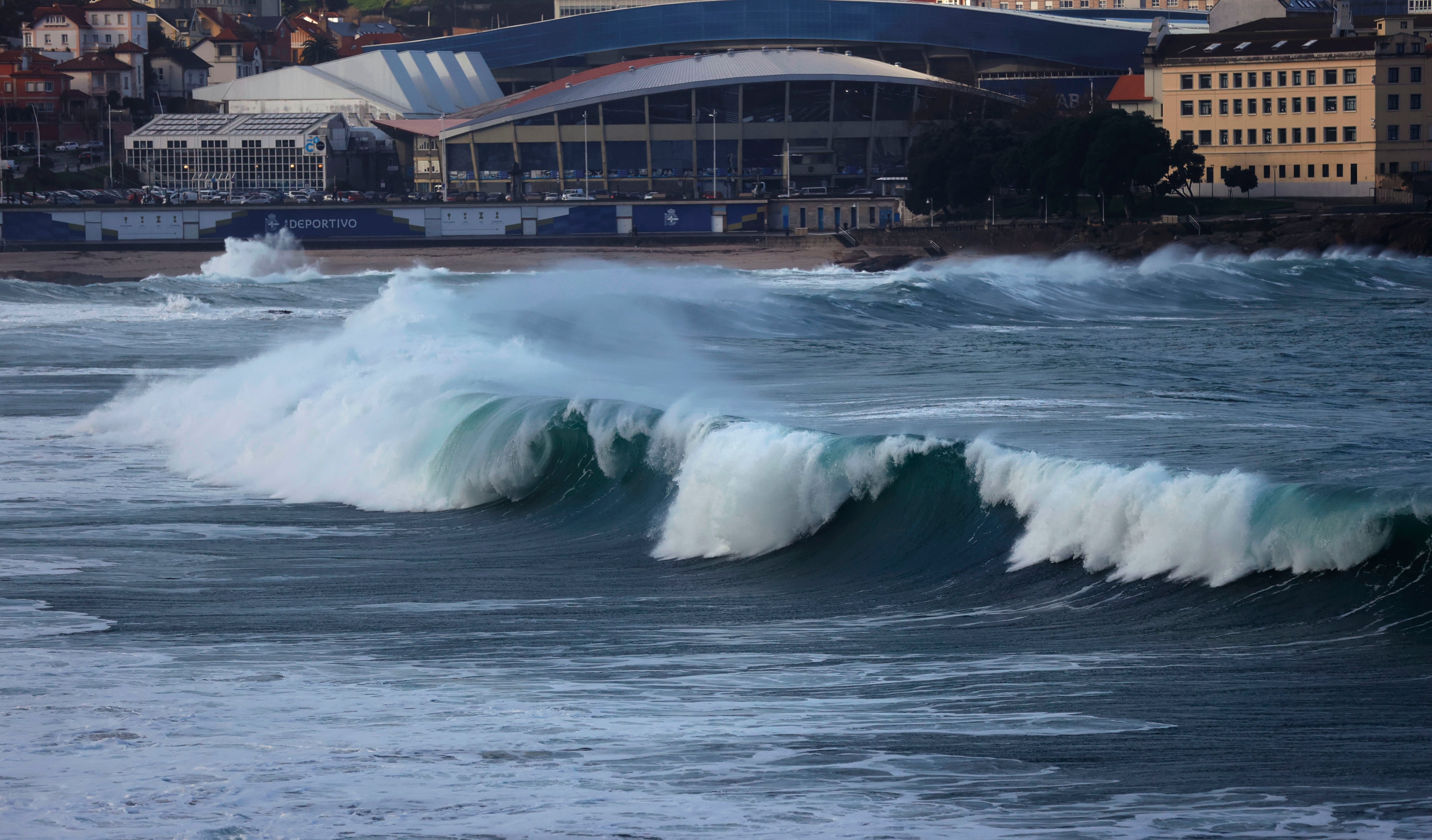 A CORUÑA, 30/01/26.- Ensenada del Orzán de A Coruña este viernes, en el que la Aemet mantiene activo el nivel de alerta roja en el mar, con mar combinado que podría dejar olas de 8 metros. La entrada de una masa polar marítima por el norte dejará además precipitaciones en Galicia persistentes y localmente fuertes, con nieve en las montaña de la mitad norte y rachas muy fuertes de viento. EFE/Cabalar