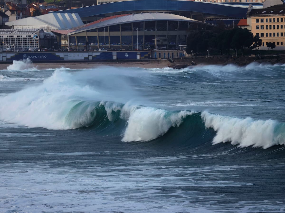 Temporal en A Coruña: alerta naranja en la costa por la borrasca Leonardo y suspensión de trenes a Vigo y Ourense