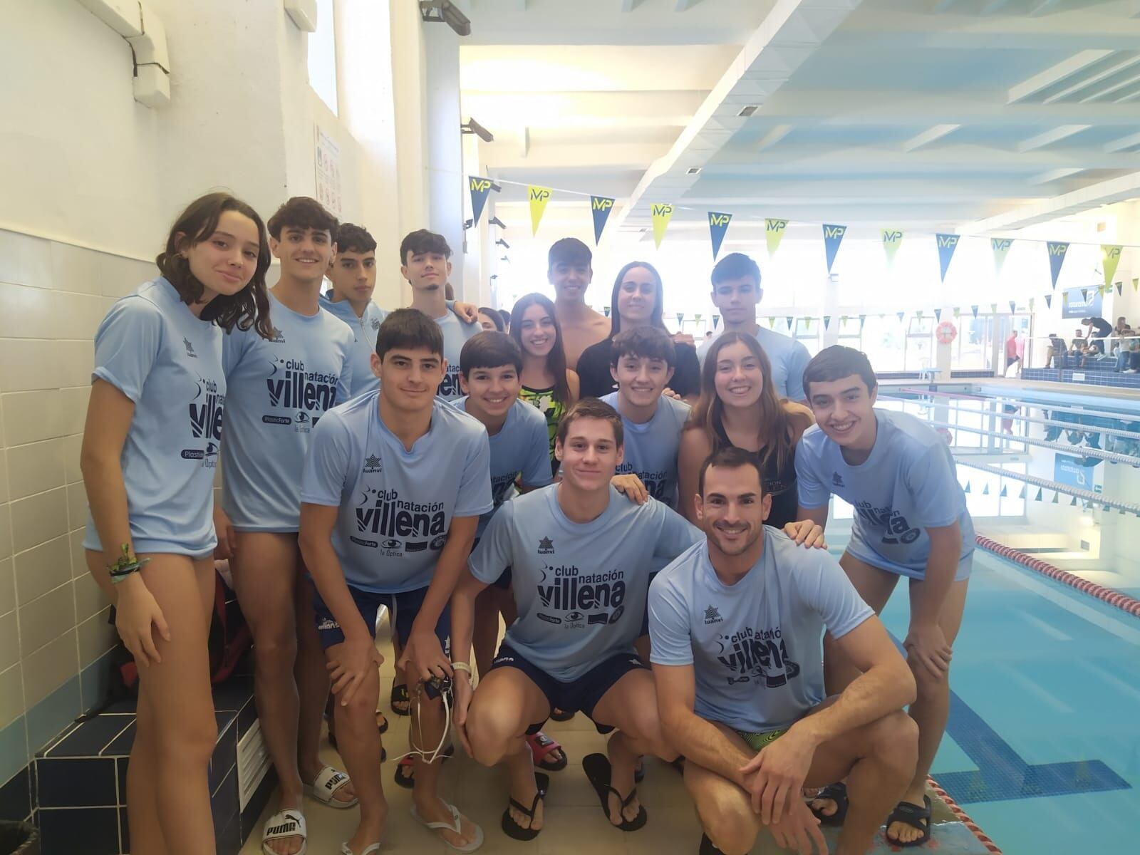 Nadadores de Villena en la piscina del Centro Excursionista Eldende