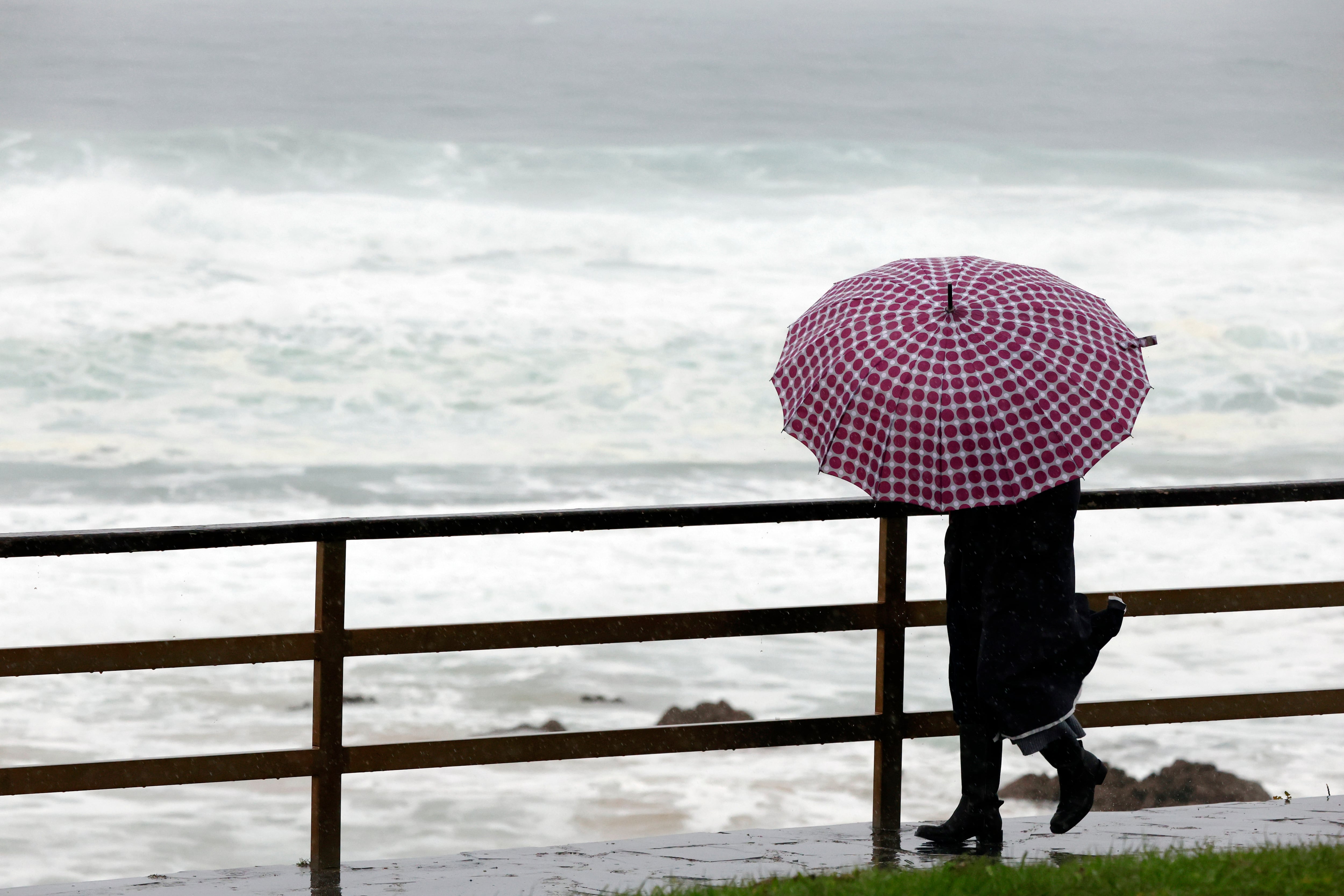 VALDOVIÑO, 26/1/2025.- Una mujer camina junto a la costa de Valdoviño este domingo (foto: Kiko Delgado / EFE)