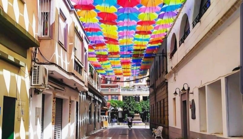 Calle Cadalso con paraguas