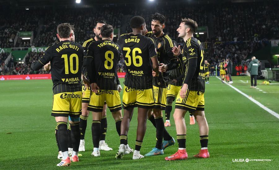 Los futbolistas del Real Zaragoza celebran uno de los goles de Kenan Kodro