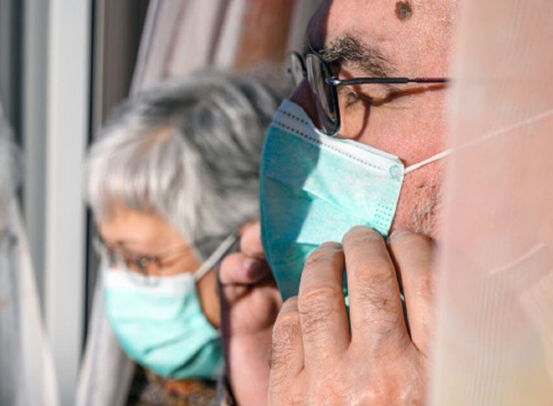 Ancianos con mascarilla