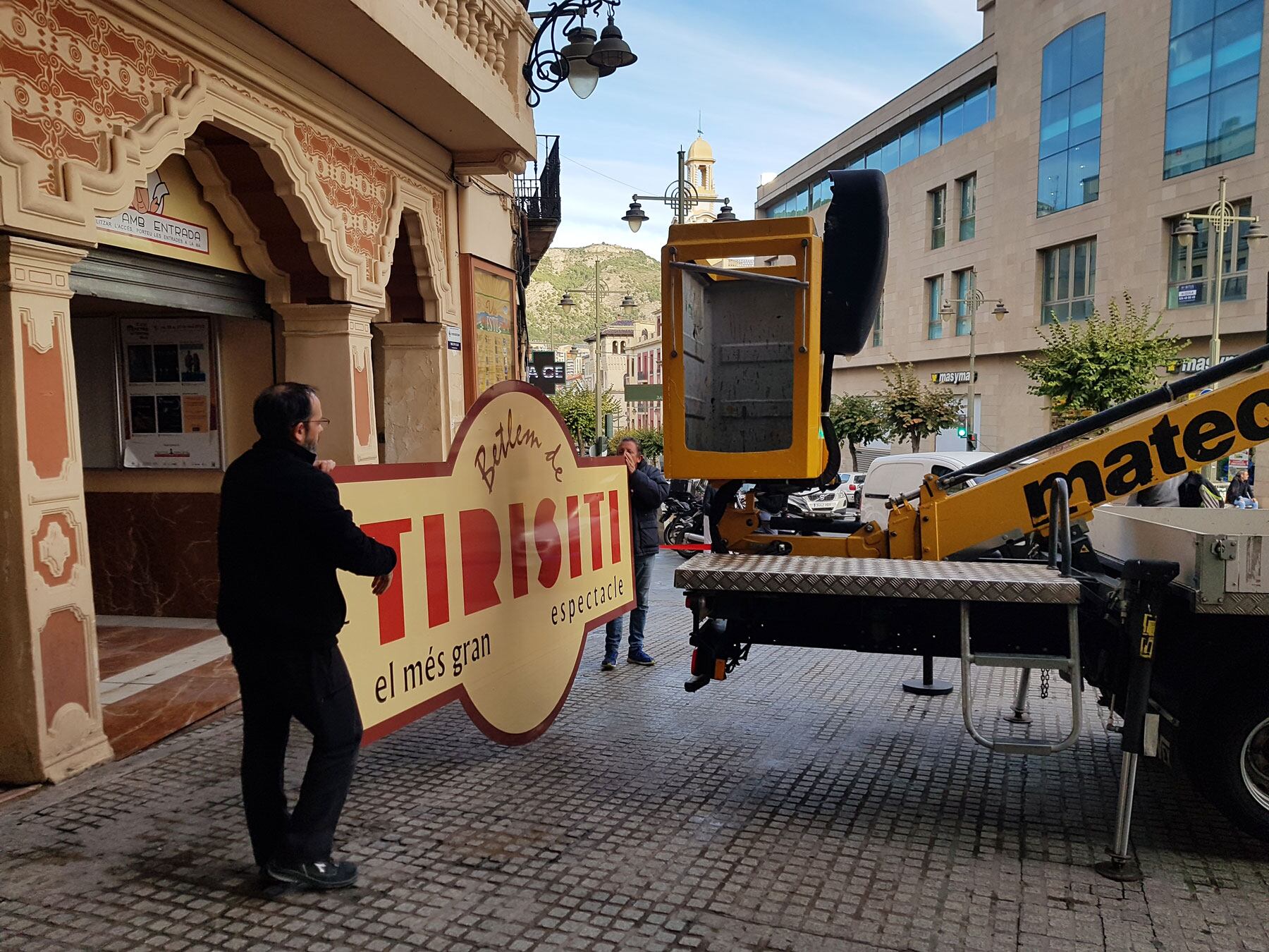 Primeros trabajos de instalación del cartel de Tirisiti en el Teatre Principal