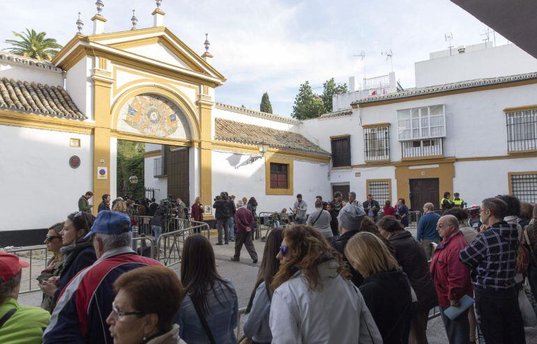 GRA045 SEVILLA, 20/11/2014.- Periodistas y curiosos ante el Palacio de Dueñas en Sevilla, donde esta madrugada ha fallecido la duquesa de Alba, Cayetana Fitz-James Stuart, cuya capilla ardiente quedará instalada a partir del mediodía en el Ayuntamiento hi