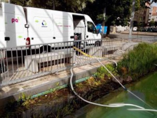 Imagen de archivo de la limpieza del estanque con la depuradora