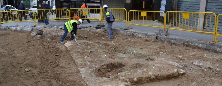 Des d'aquest dilluns les restes de la muralla estan cobertes.