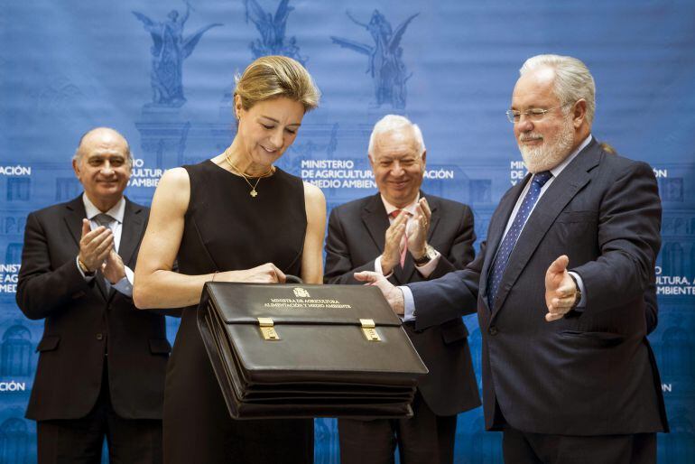Isabel García Tejerina recibe la cartera de Agricultura, Alimentación y Medio Ambiente de manos de su predecesor en el cargo Miguel Arias Cañete en abril de 2014
