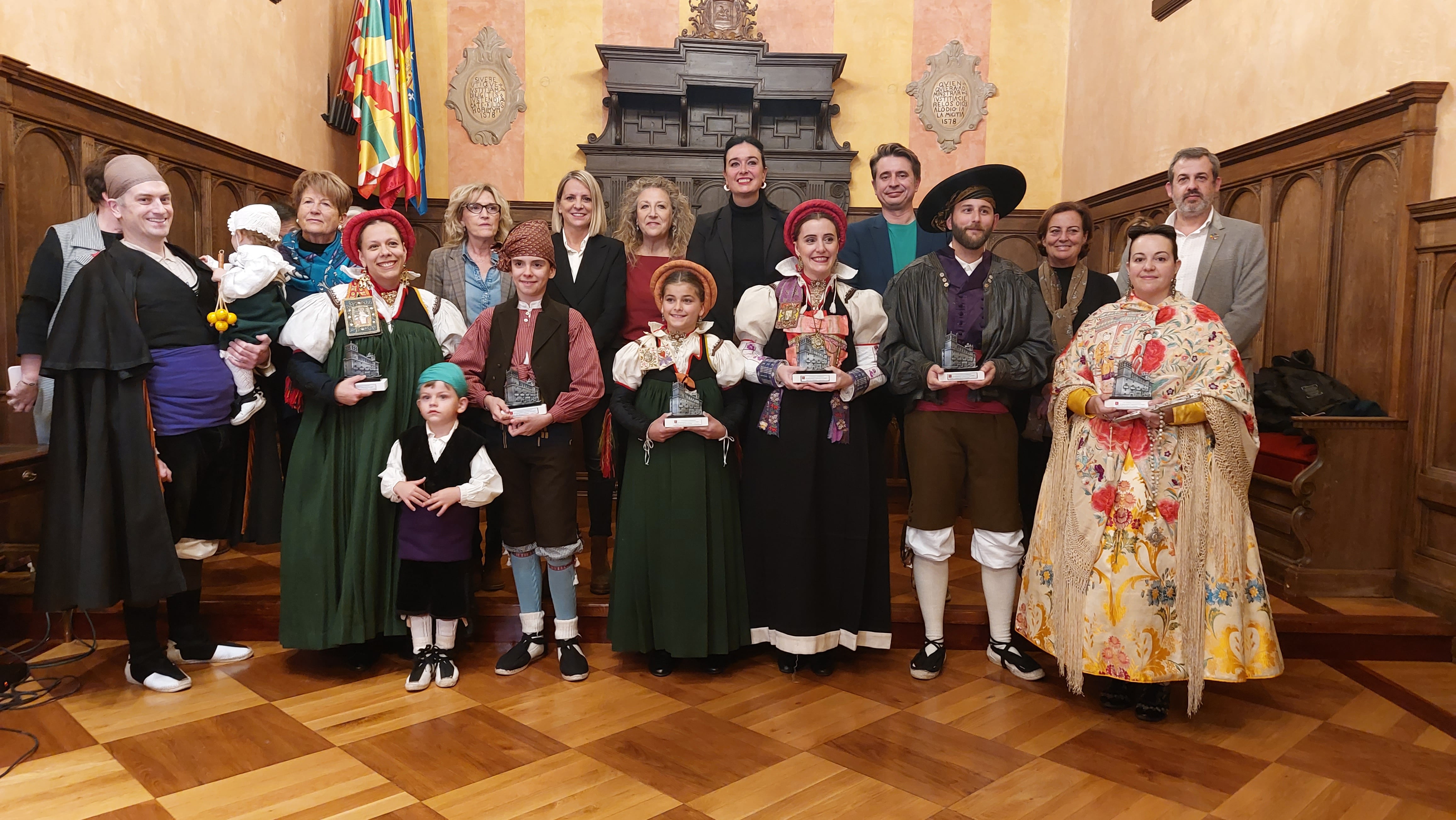 Foto de grupo con todos los premiados en el Certamen de Indumentaria Tradicional