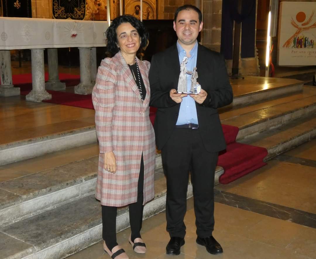 Silvia Peropadre entrega un reconocimiento a Pablo Jurado