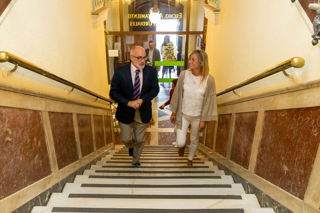 El consejero de Sanidad, Miguel Rodríguez, visita el Ayuntamiento de Castro Urdiales.