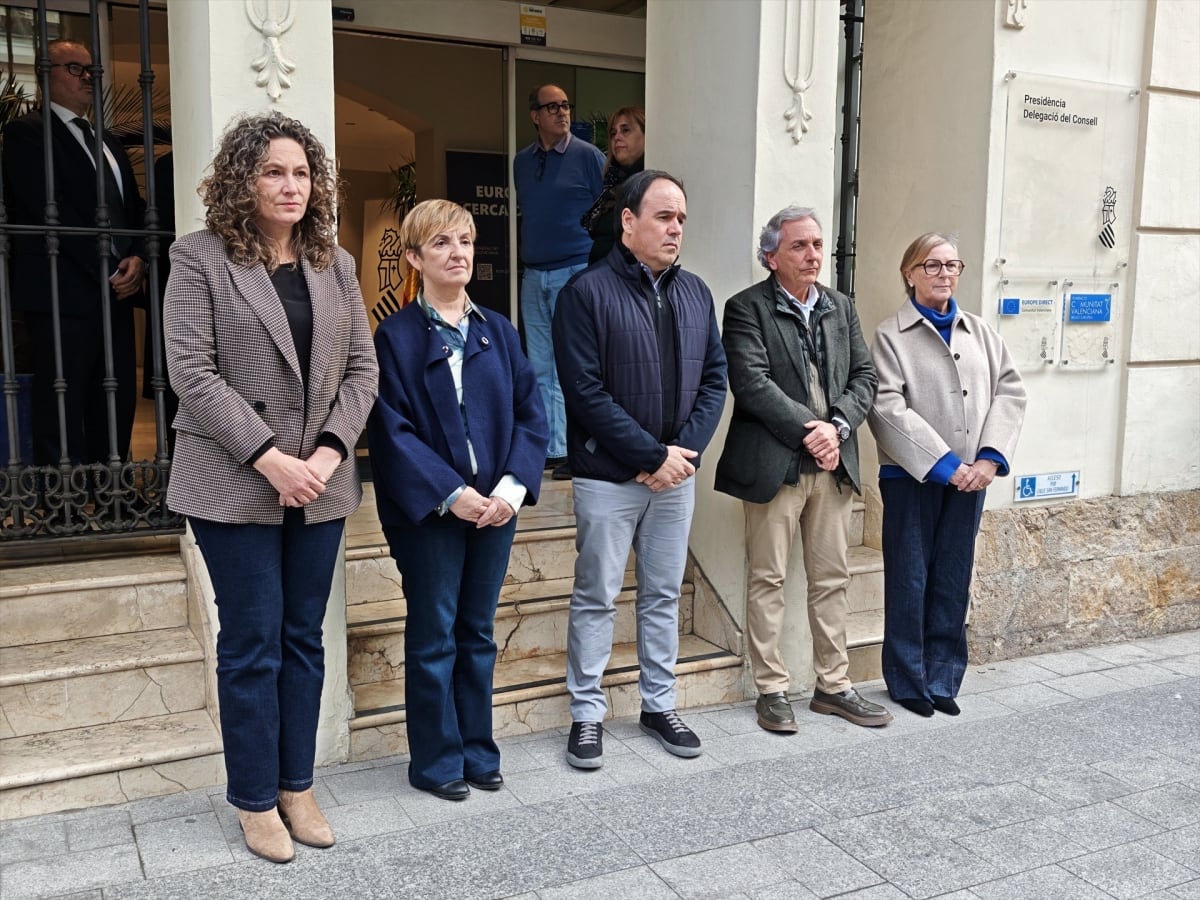 El presidente de la Generalitat, Juanfran Pérez Llorca, guarda un minuto de silencio junto a otros miembros del Consell por el accidente ferroviario de Adamuz