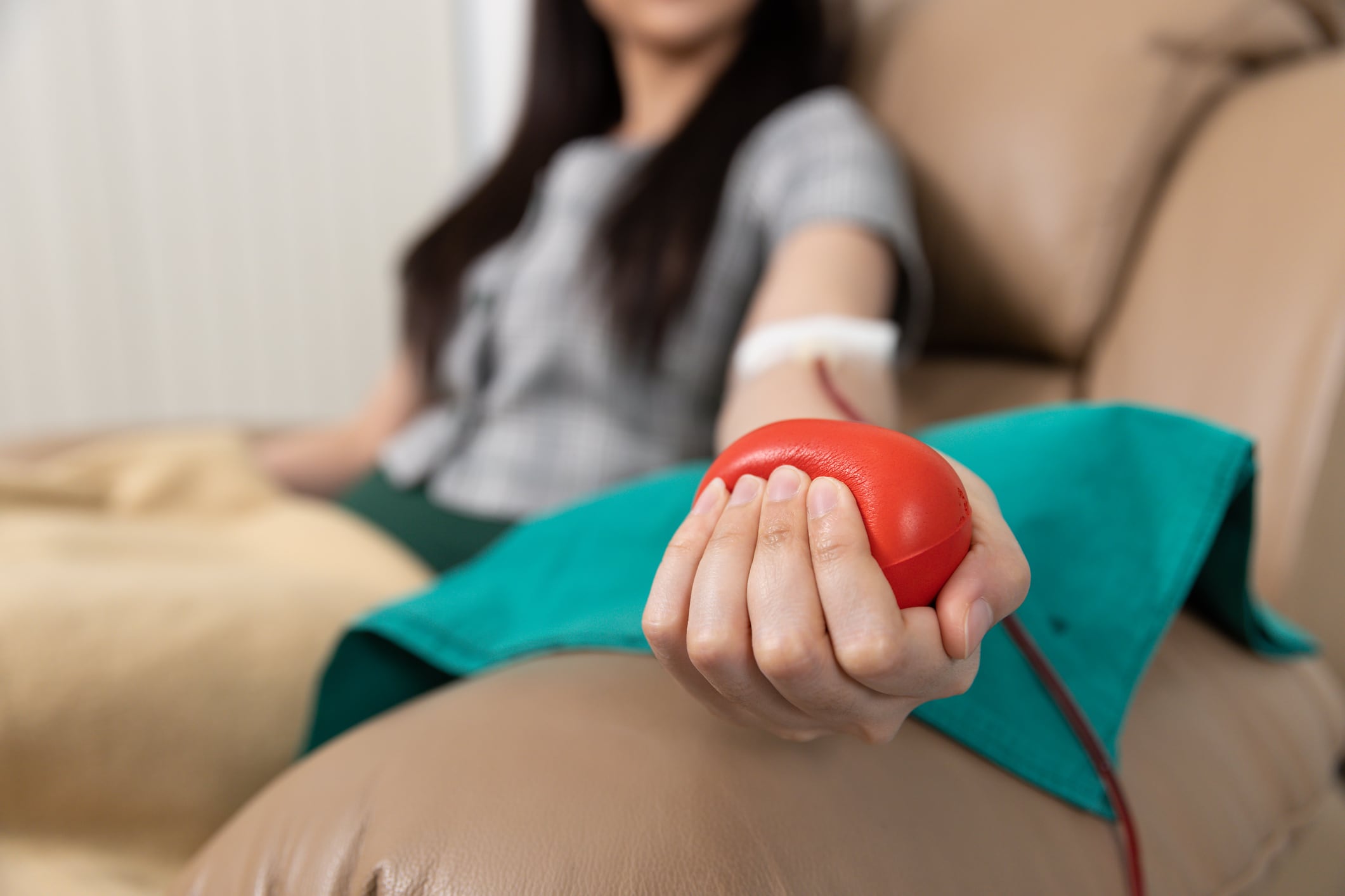 Una mujer realizando una donación de sangre