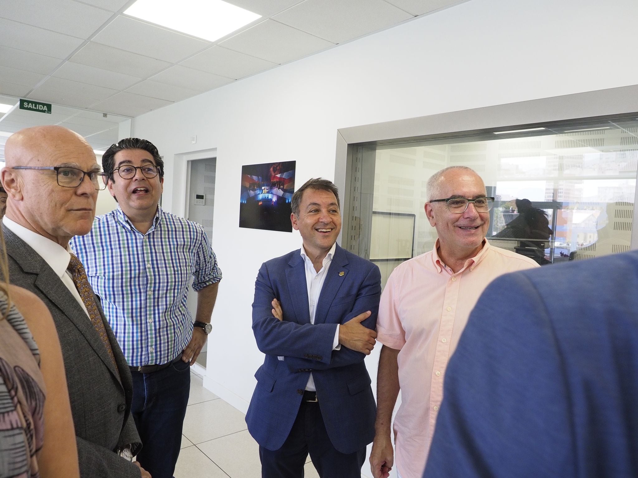 Desde la izquierda a la derecha, posan durante el acto de la inauguración de los nuevos estudios de Radio Club Tenerife Rafael Yanes, Diputado del Común, Pedro Martín, presidente del Cabildo de Tenerife, José Manuel Bermúdez, alcalde de Santa Cruz de Tenerife y Oscar Izquierdo, presidente de la patronal de la construcción FEPECO.