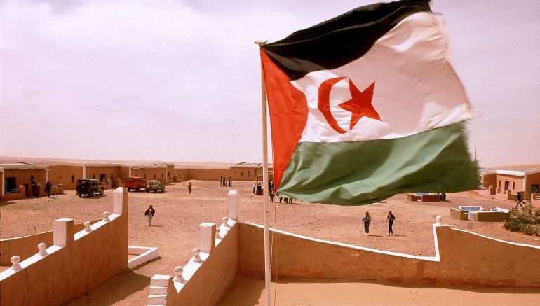 Bandera saharaui ondea en los campamentos de Tinduf / GETTY IMAGES