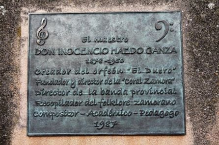 Placa en recuerdo de Inocencio Haedo realizada por Ricardo Flecha