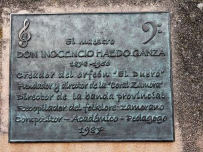 Placa en recuerdo de Inocencio Haedo realizada por Ricardo Flecha