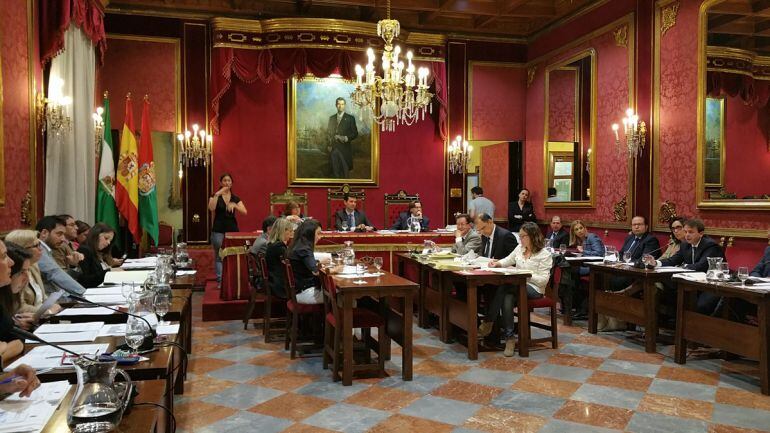 Pleno de mayo en el Ayuntamiento de Granada, el primero ordinario presidido por el socialista Paco Cuenca