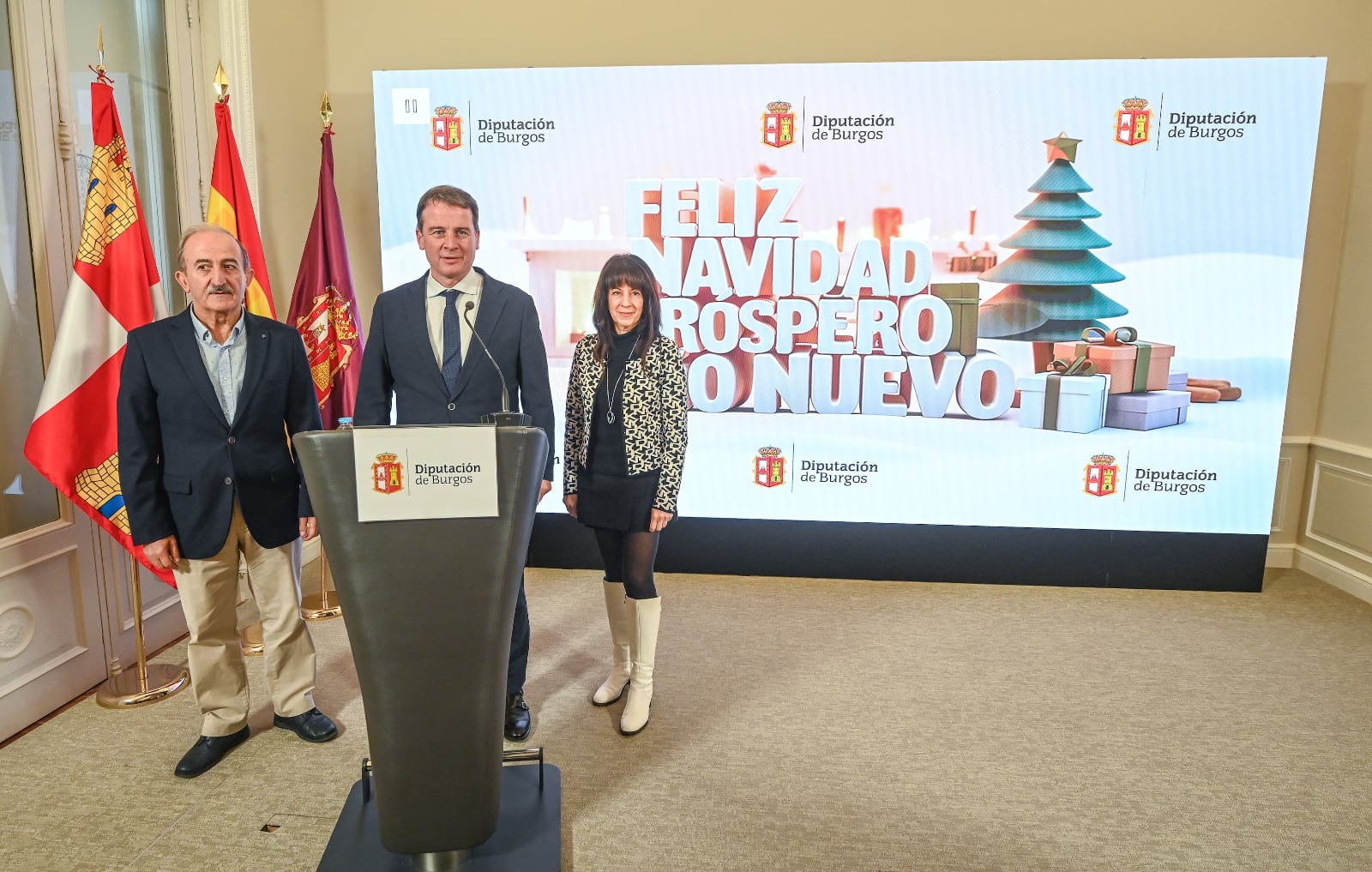 El presidente de la Diputación de Burgos, Borja Suárez, entre el vicepresidente, Ramiro Ibáñez y la portavoz, Inmaculada Sierra