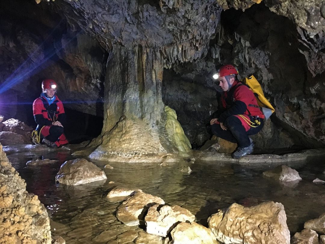 Imagen de espeleólogos del Grupo de Espeleología de Villacarrillo en la cuva Secreta del Sagreo en La Iruela