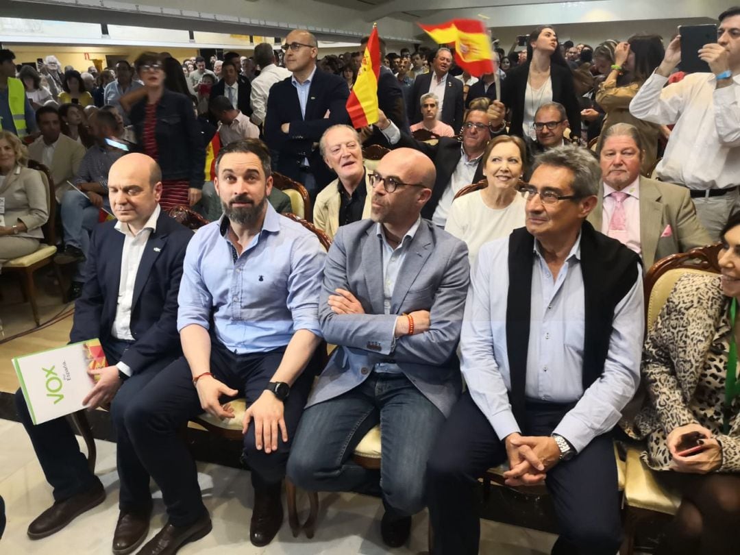 Santiago Abascal, junto a los candidatos a Aragón, Santiago Morón, a las europeas, Jorge Buxadé, y al Ayuntamiento de Zaragoza, Julio Calvo, antes de comenzar el mitin en un restaurante de la capital aragonesa