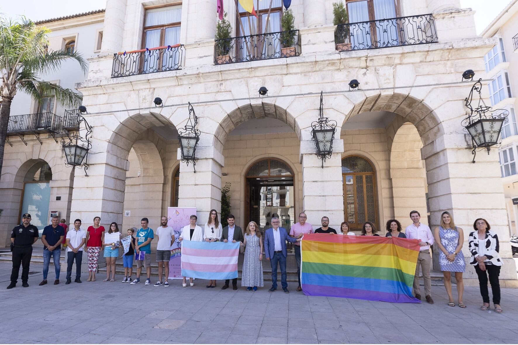 Autoridades y representantes de las asociaciones LGTBI+ en el momento de la lectura del manifiesto.